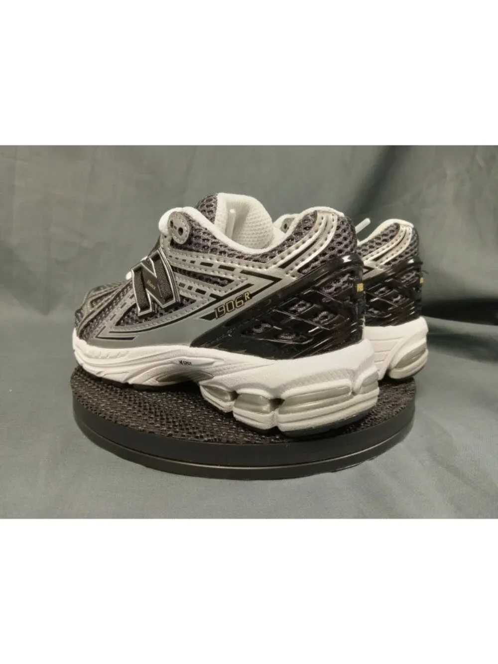 New Balance 1906 Sneakers PC1906CG Silver Metallic/Black Kids Size 2 NEW NO BOX